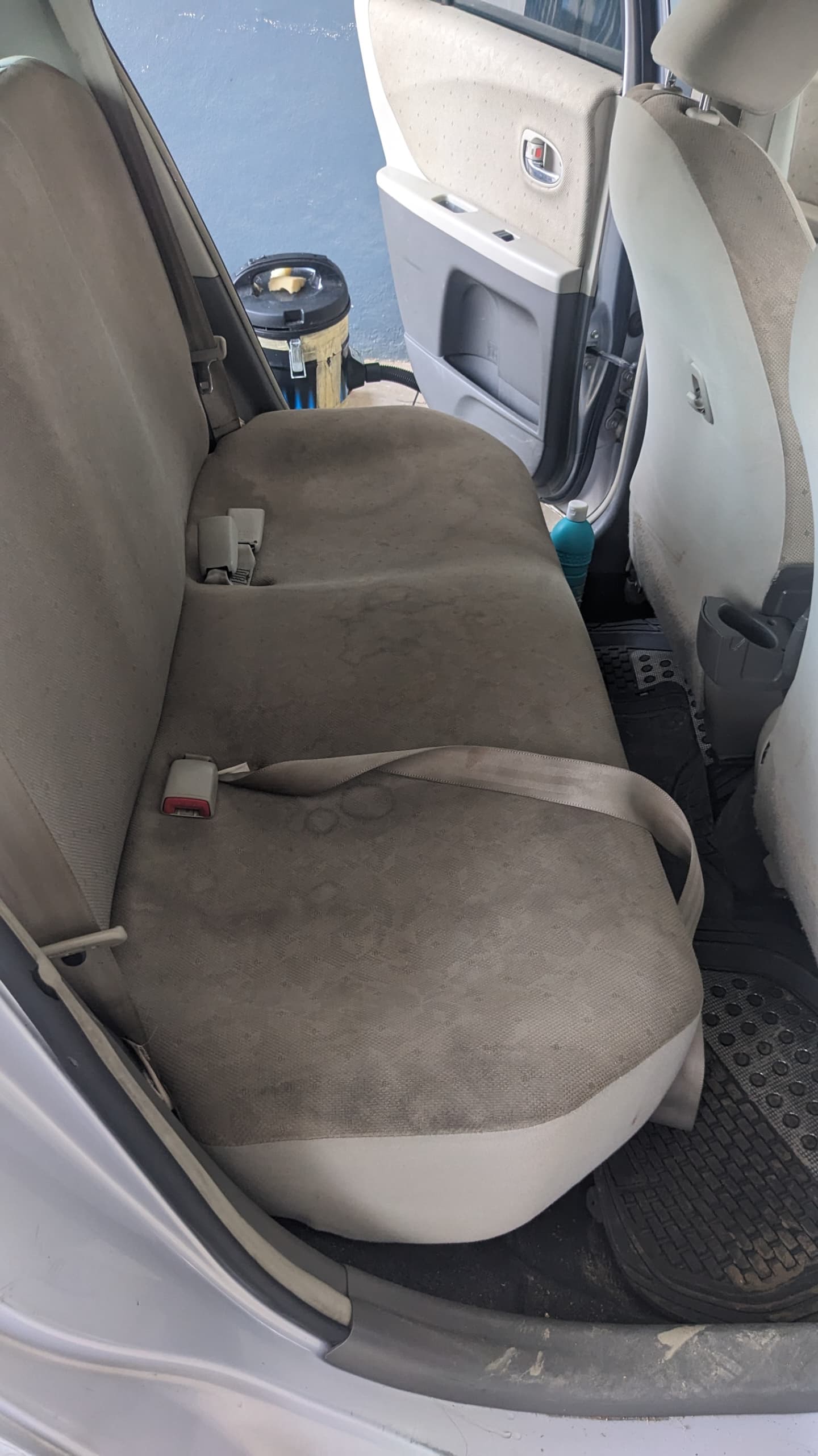 Intérieur voiture sale avant nettoyage HydroClean Douala